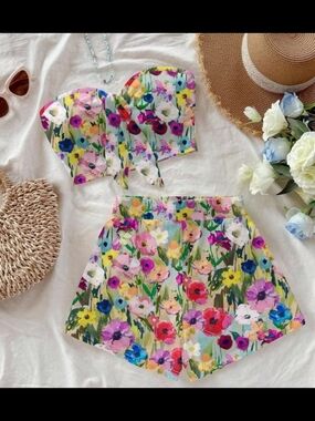 NEW ' Floral Two-Piece Strapless Crop Top & High-Waist Shorts Set - Multicolor